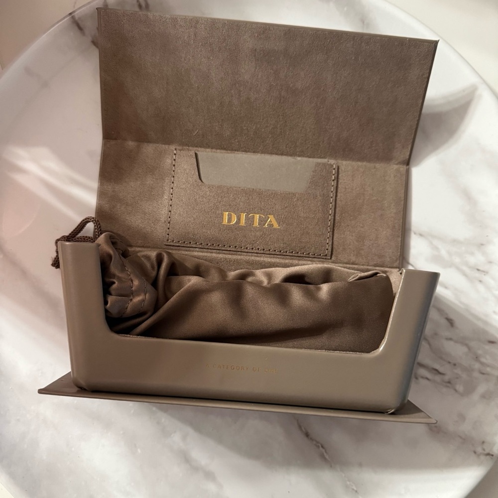 Dita Venzyn Sunglasses - Picture 4 of 8